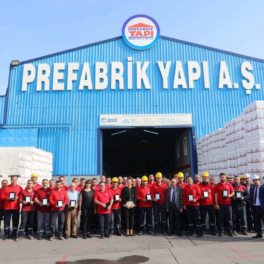 Prefabrik Yapı Employees Receive Plaques